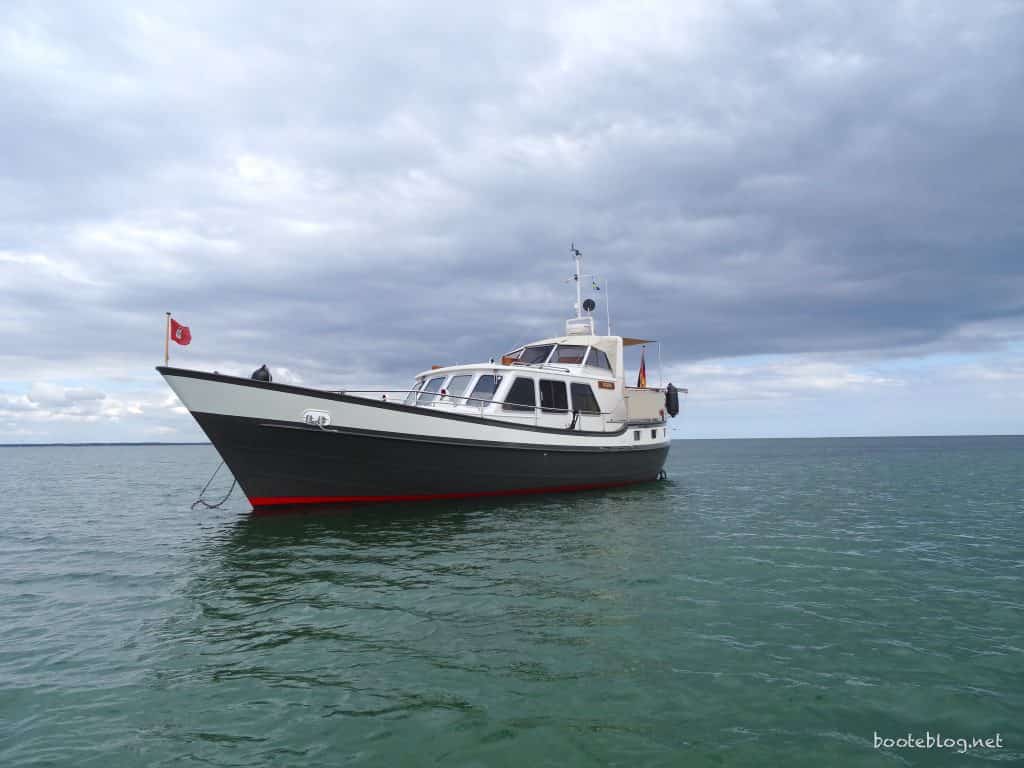 Seegehendes Motorboot und Motorkreuzer JULIUS
