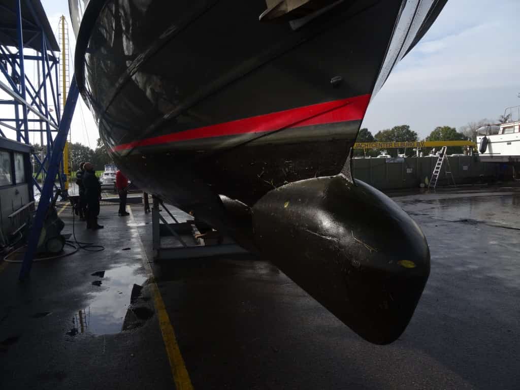 Eine Bugnase am Rumpf des Motorbootes JULIUS hilft gegen das Stampfen.