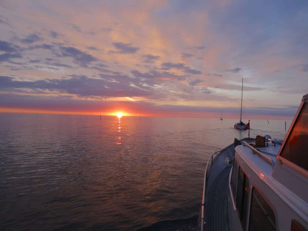 Sonnenaufgang über der Hanö Bucht auf dem Weg zur Insel Tjärö