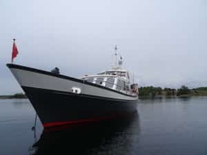 MV JULIUS vor Anker in der Bucht vor der Insel Tjärö