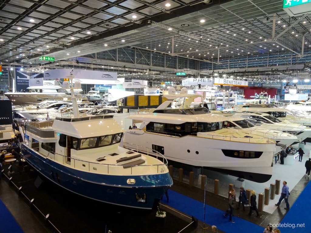 Eine Halle mit Motoryachten auf der boot Düsseldorf