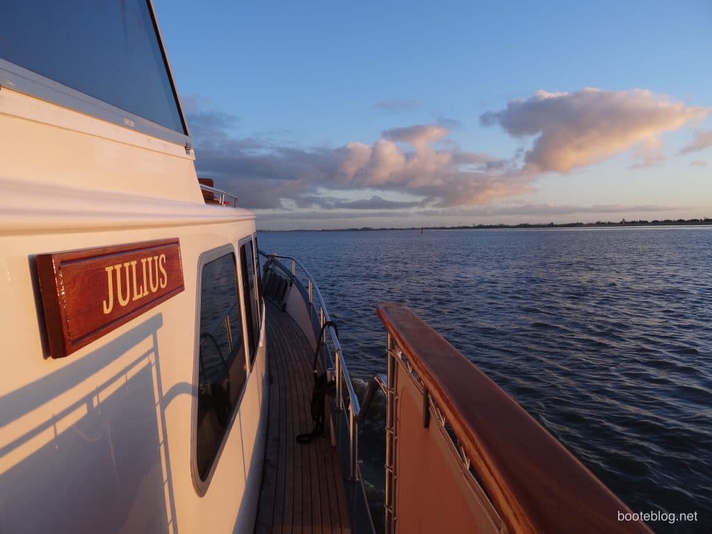 MV JULIUS morgens vor Glückstadt auf der Elbe