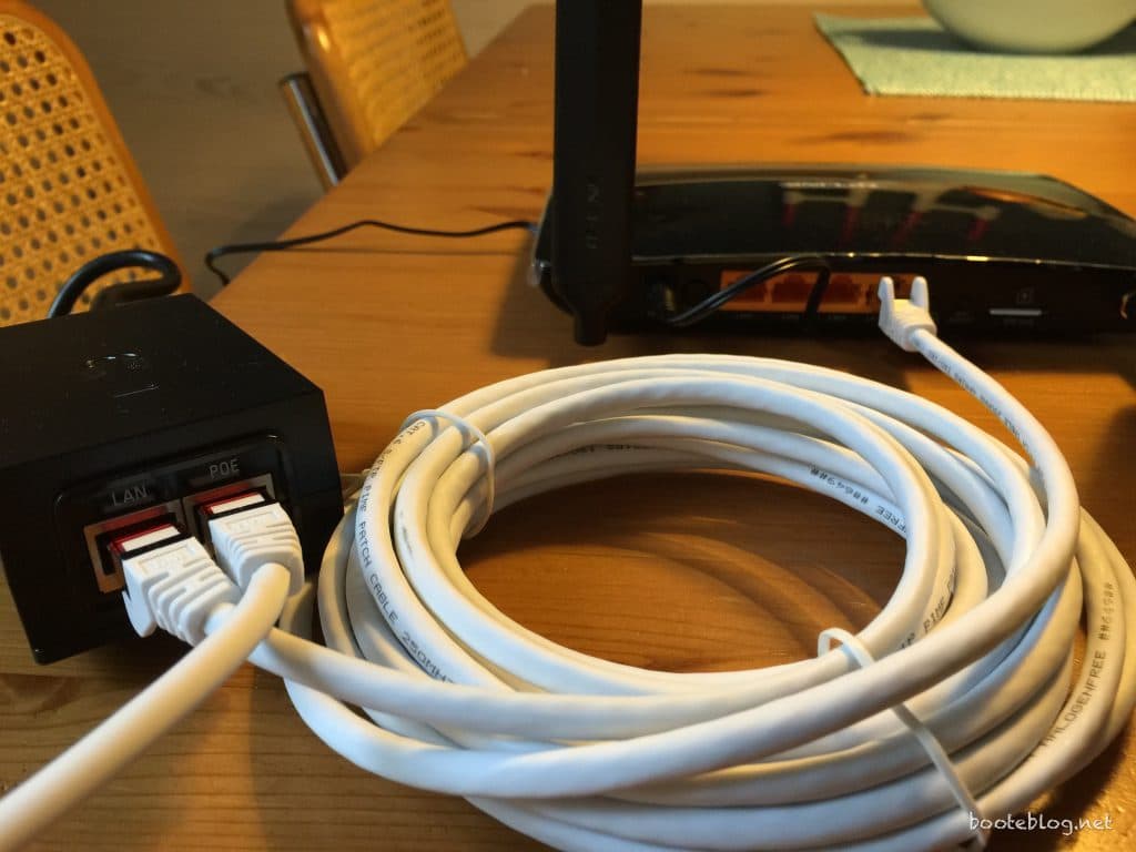 Router und POE Adapter beim Test zu Hause für Boot Internet. 