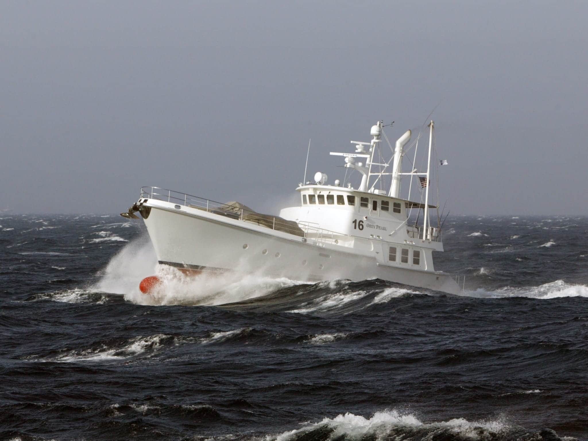 Seegängige Motorboote: Eine Nordhavn in schwerem Wetter auf dem Atlantik.