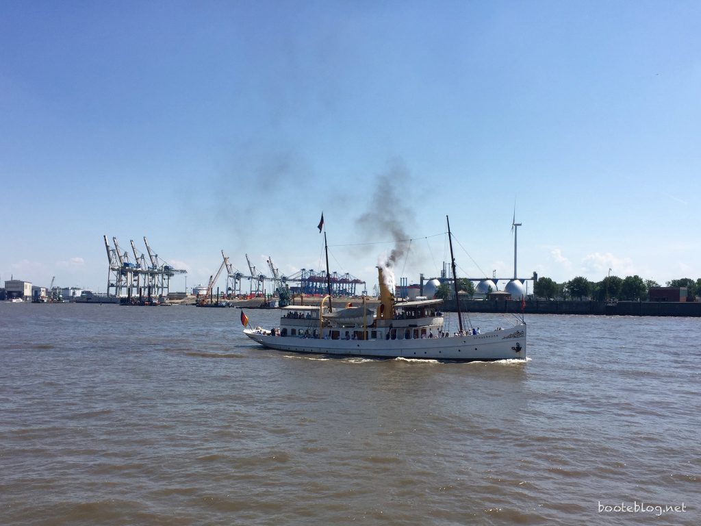 Ein Dampfschiff im Sommer auf der Elbe.