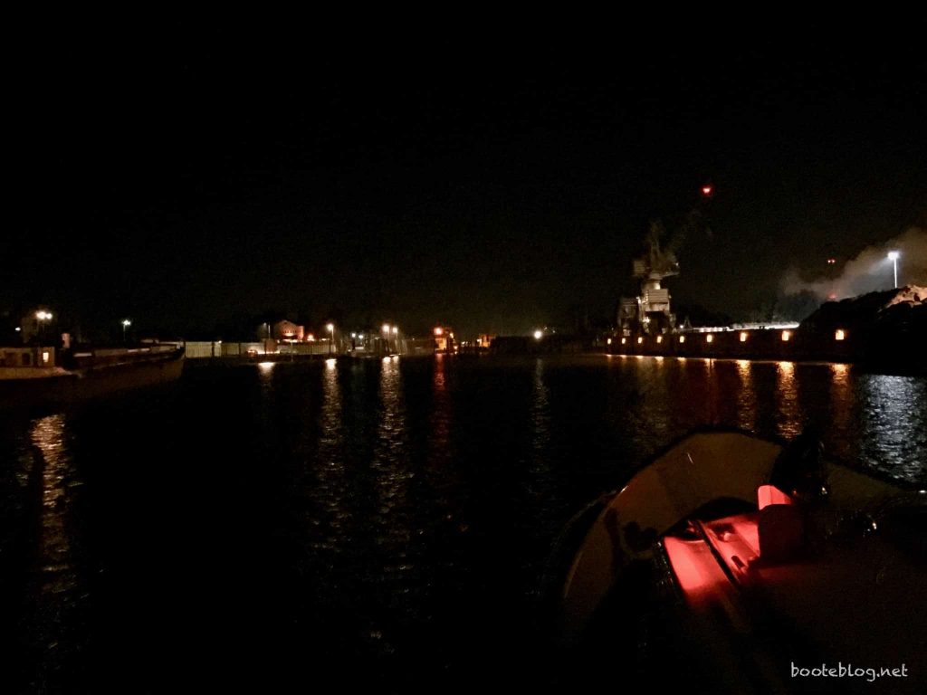 Einlaufen in den Hafen von Glückstadt, spätnachmittags in einer Dunkelheit, als wäre es spätabends.