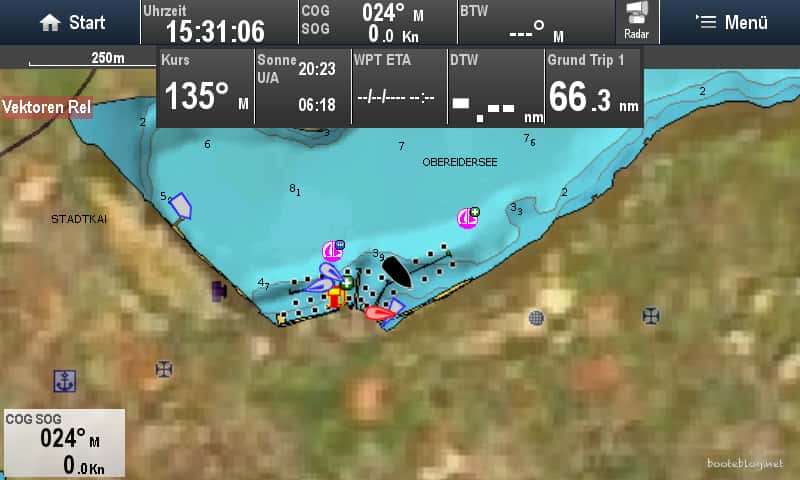 Beispiel für eine Kartendarstellung: Navionics Karte (Marina in Rendsburg), 50% Luftbild Overlay, AIS Ziele, eigene Daten oben und links unten.