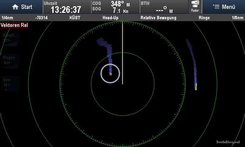Hier ist der Segler querab auf dem Radar (eingekreist) und zieht eine Leuchtspur mit vorherigen Positionen nach sich.