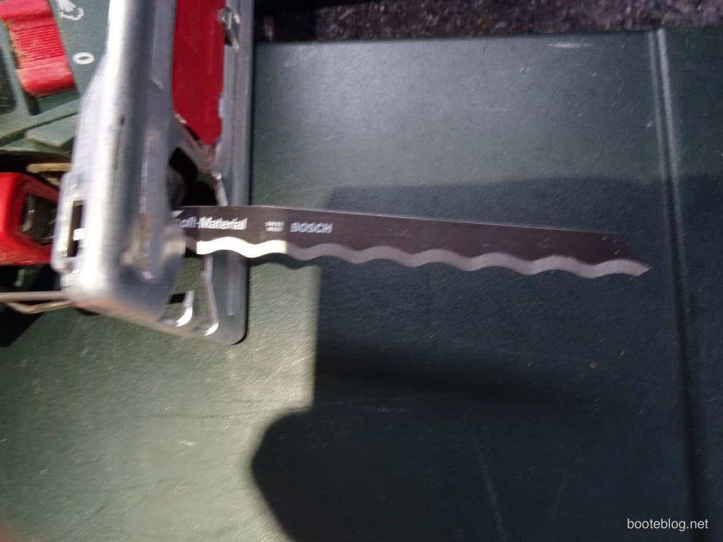 Ein Messer für die Stichsäge, um das Recytex Material schneiden zu können.