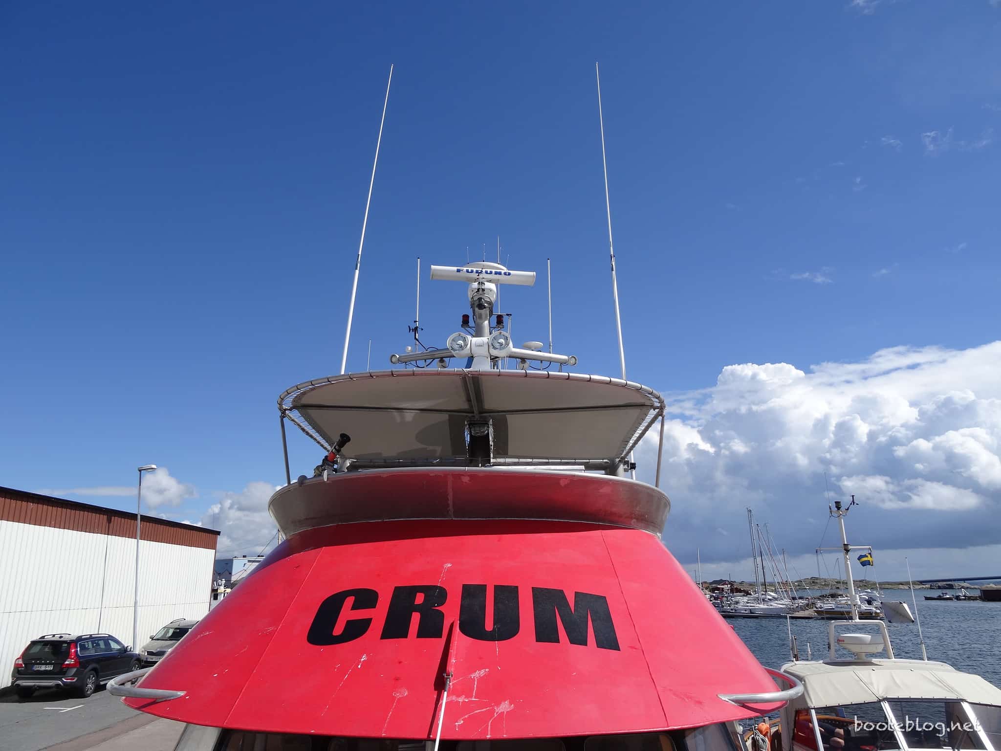 Ein professioneller Impuls-Schlitzstrahler auf der MS CRUM, daneben ein älteres Sportboot-Radome auf der JULIUS.