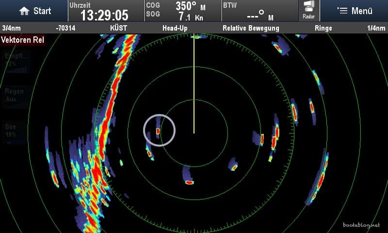 Der Segler (wieder eingekreist) mit starkem Echo und kürzerer Leuchtspur (Radar auf weitere Entfernung eingestellt und dieser Segler ist langsamer als im vorherigen Beispiel).