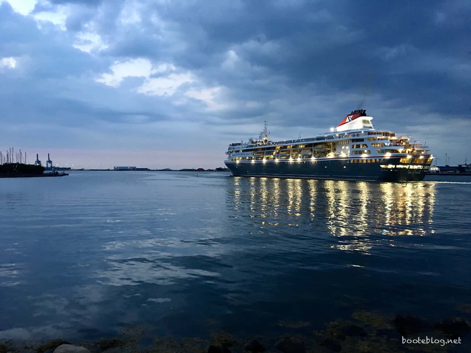 Das Kreuzfahrtschiff BRAEMAR läuft am Abend aus Kopenhagen aus.