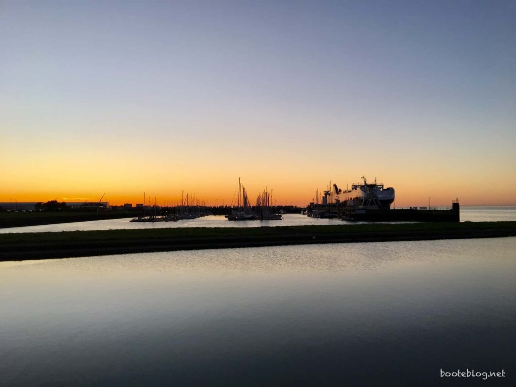 Die Marina von Cuxhaven im Abendrot.