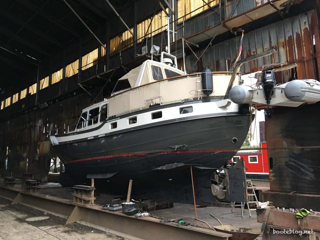 Das Stahlboot JULIUS im Dock von der Grube Werft in Hamburg.