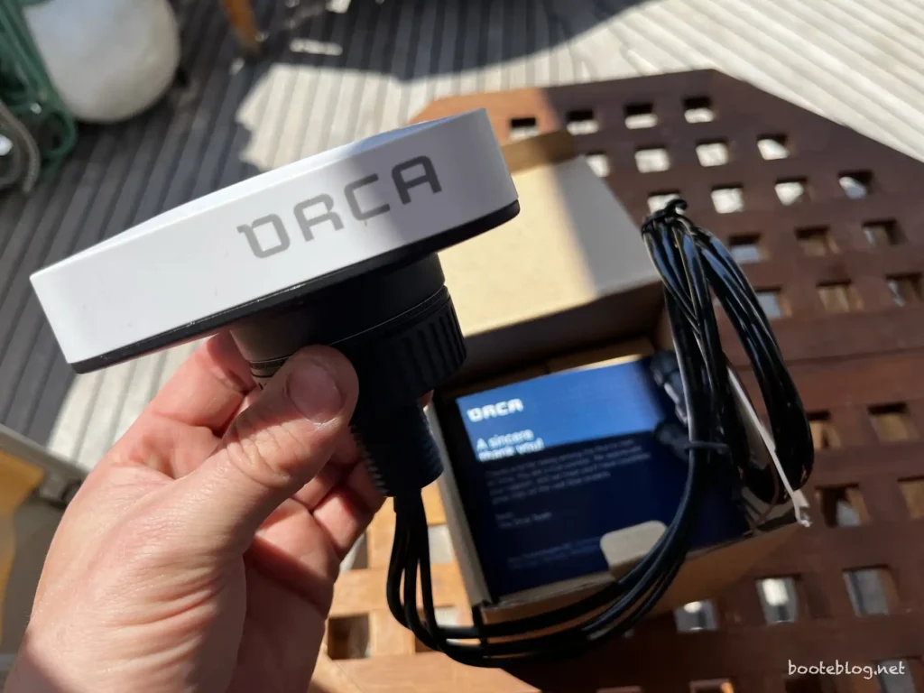 Der Orca Core mit Kabel für NMEA2000 Anschluss, Stromversorgung und Verbindung zu einem ggf. vorhandenen Orca Display.