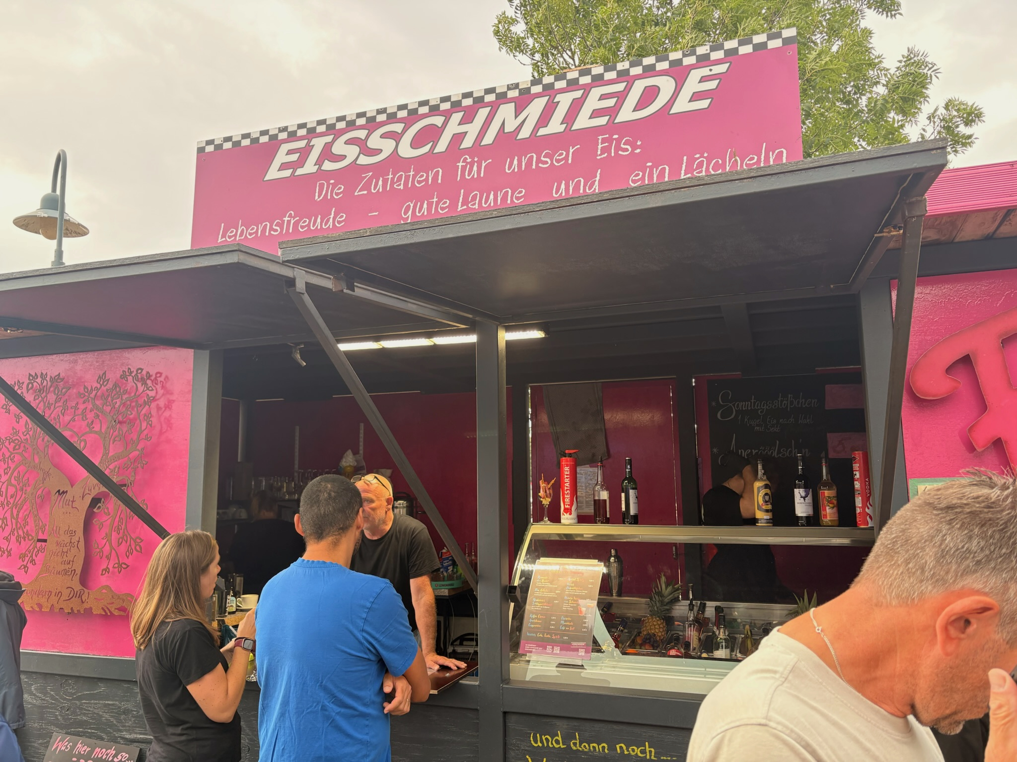 Pinker Eisstand der Eisschmiede im alten Hafen von Neuhaus